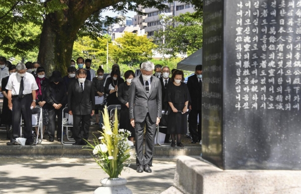(히로시마 교도=연합뉴스) 2021년 8월 5일 일본 히로시마시 나카(中)구에 있는 평화기념공원에서 히로시마 원폭 한국인 희생자 위령제가 거행됐다. 사진은 참석자들이 희생자를 추모하는 모습.