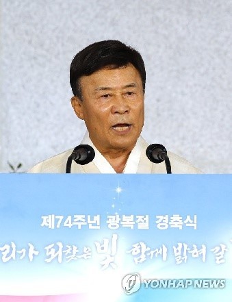 2022년 10월 사망한 김원웅 전 광복회장. 그의 사망과 관련, 자유 우파 진영에선 대한민국 역사와 정통성을 부정, 난도질을 해서 천벌을 받았다고 지적한다.