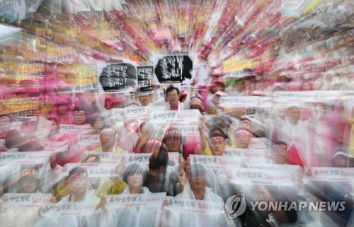 15일 민노총 조합원들이 서울 도심에서 윤석열 퇴진을 요구하며 시위를 벌이고 있다. 연합뉴스