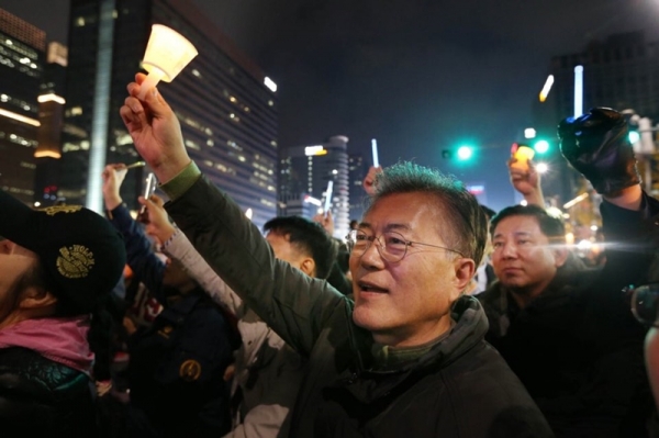 촛불난동 시위속에서 시위를 하고 있는 문재인.