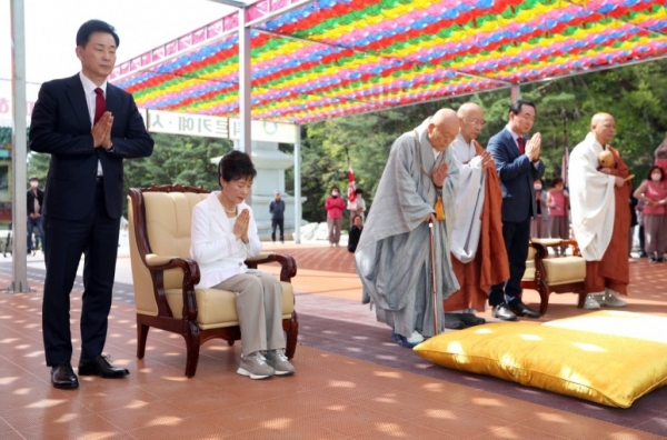 지난 4월 대구 동화사를 찾은 박근혜 전 대통령이 유영하 변호사(왼쪽)와 주지 스님들과 함께 부처님께 합장하고 있다. 연합뉴스