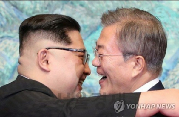 문재인과 김정은이 만나서 포옹하고 있다.