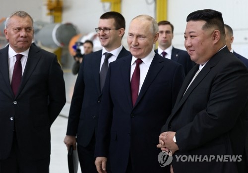 (아무르[러시아] 로이터=연합뉴스) 김정은 북한 국무위원장(오른쪽)과 블라디미르 푸틴 러시아 대통령(오른쪽 두 번째)이 13일(현지시간) 러시아 극동 아무르주 보스토치니 우주기지를 둘러 보고 있다.