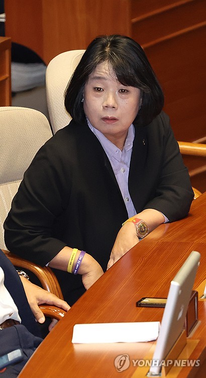 무소속 윤미향 의원이 8일 국회에서 열린 본회의 대정부질문에 참석, 자리에 앉아 있다.연합뉴스