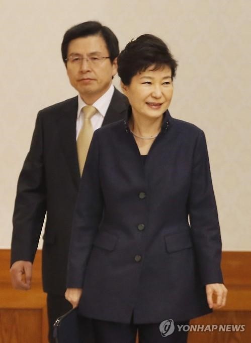 박근혜 전 대통령과 황교안 전 총리가 청와대 회의장으로 이동하고 있다.