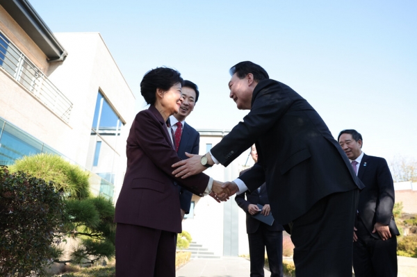 지난 달 7일 박근혜 전 대통령 대구 달서 사저를 방문한 윤석열 대통령이 박 전 대통령과 악수를 나누고 있다.