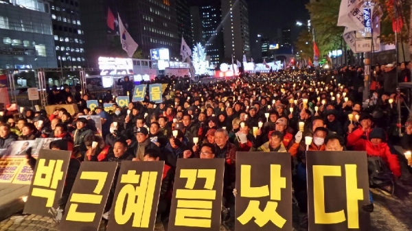 2016년 말 열린 박근혜 퇴진 촛불집회.