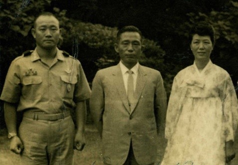 젊은 장교시절 전두환 전 대통령이 박정희 육영수 여사와 함께 찍은 기념사진.
