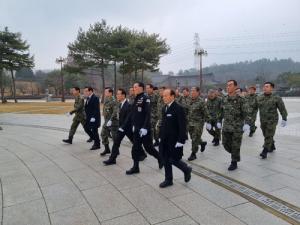 '군사 작전하듯…' 특전사동지회 5·18묘지 기습 참배